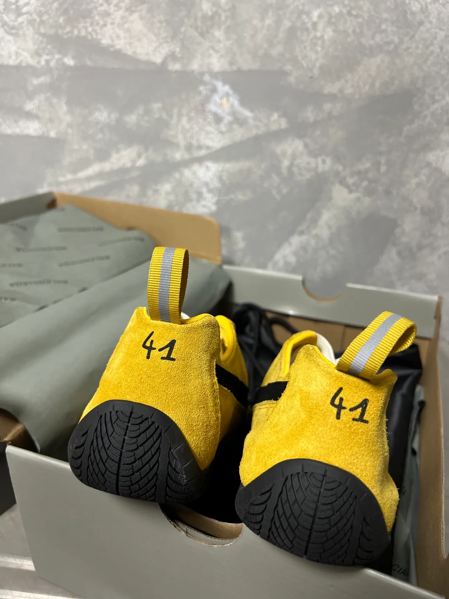 👟👟Ex-factory price 480👟👟 PUMA co-branded Balenciaga: Who knows! This pair of distressed and war-damaged Speedcats are so good-looking. The thin-soled sneakers have been upgraded to 2.0, which destroys the aesthetics of the street. More than half of the classic PUMA stripes on the side of the shoes have been "violently torn". The distressed treatment has a sense of ruined art, and it becomes the focus of the street in seconds! Hot stamping double logo + gold foil size mark on the heel, the details give a high-end feel Code number: 35-44 (45 customized)